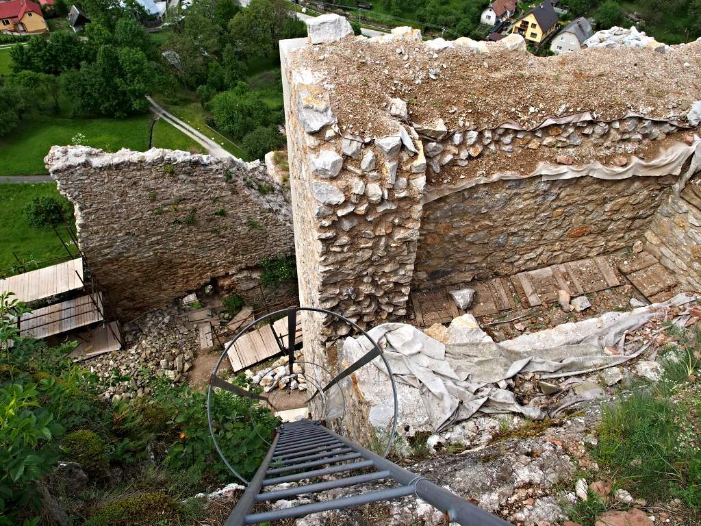 Hrad Lednica - Rebrík na strážnu vežu