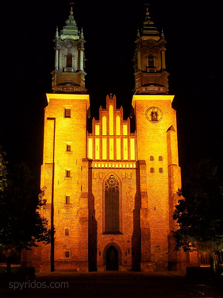 Poznaň - Arcikatedralna bazilika svatych apostolov Petra a Pavla
